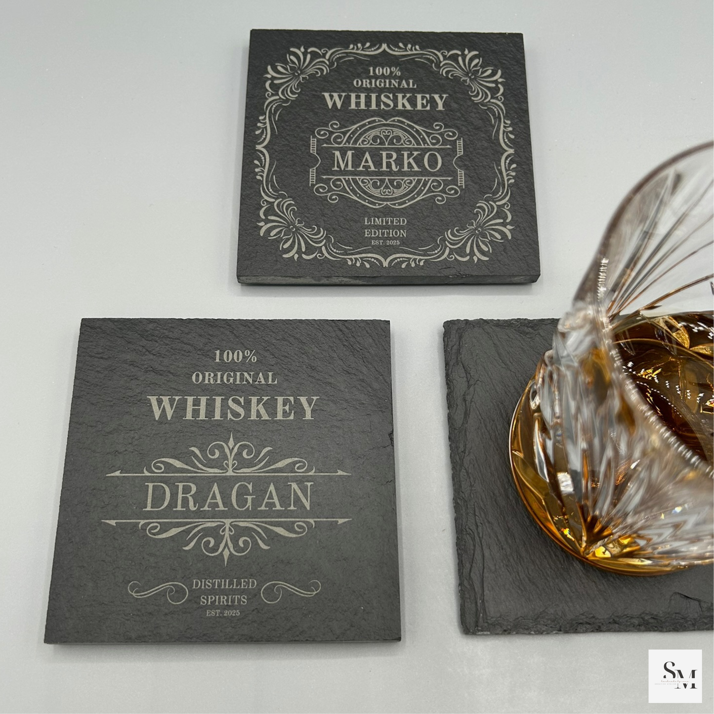 Personalisierbare Schiefer Untersetzer mit Whiskey-Motiven | Geschenke für Whiskey-Liebhaber | Perfekt für Bar, Zuhause & Büro | 2er Set