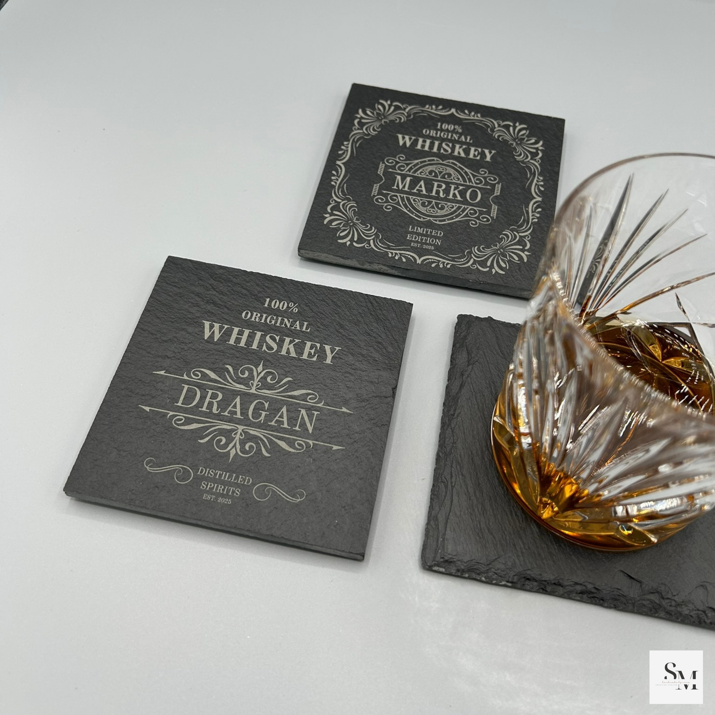 Personalisierbare Schiefer Untersetzer mit Whiskey-Motiven | Geschenke für Whiskey-Liebhaber | Perfekt für Bar, Zuhause & Büro | 2er Set