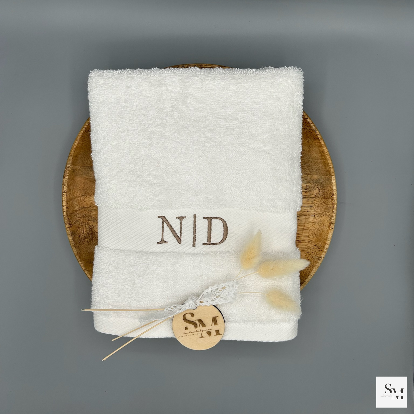 Personalisiertes Handtuch | Bestickt mit Monogramm "N | D" | Initialen | Geburtstag | Hochzeit | Einzug | Weihnachten | Geburt | 50 x 100 cm
