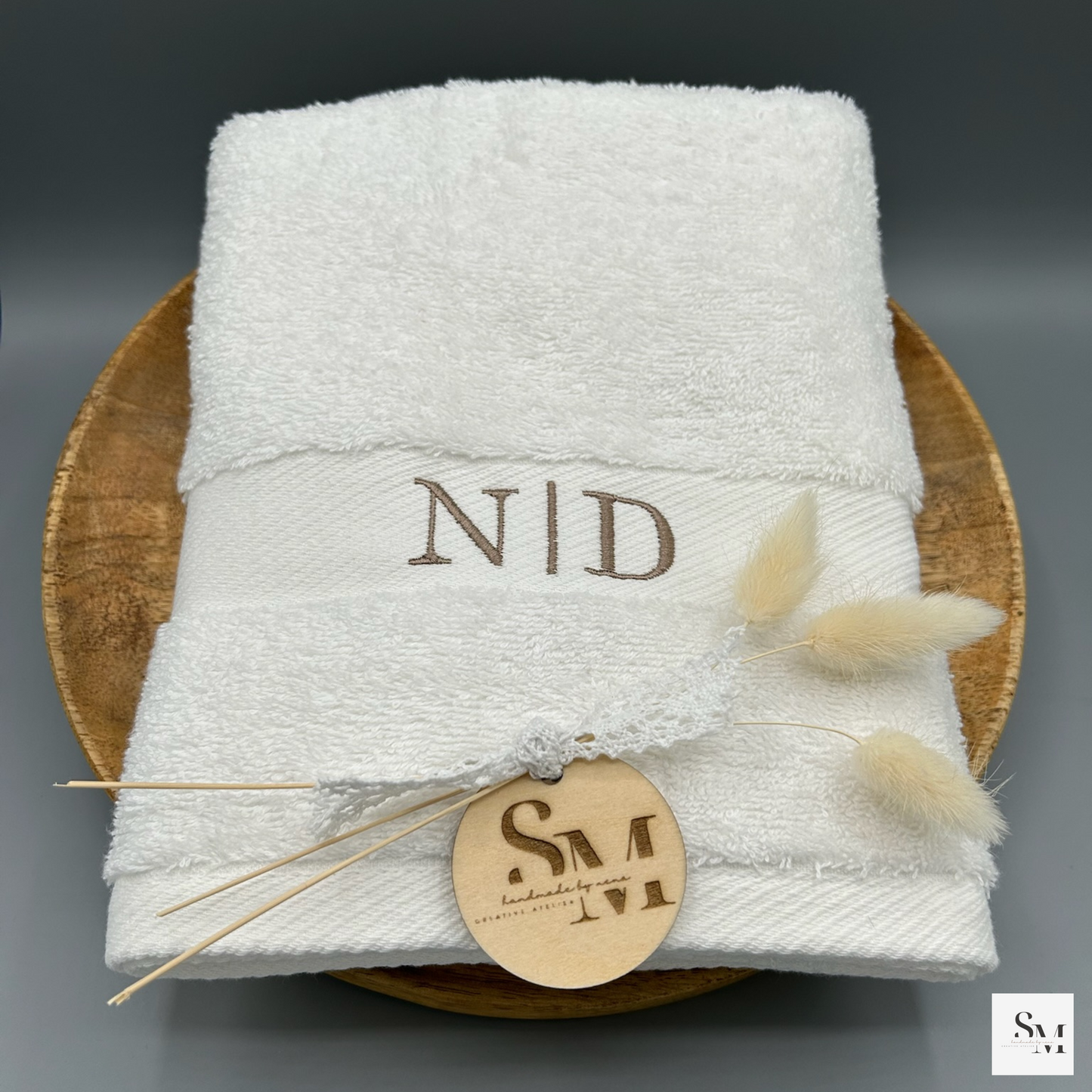 Personalisiertes Handtuch | Bestickt mit Monogramm "N | D" | Initialen | Geburtstag | Hochzeit | Einzug | Weihnachten | Geburt | 50 x 100 cm