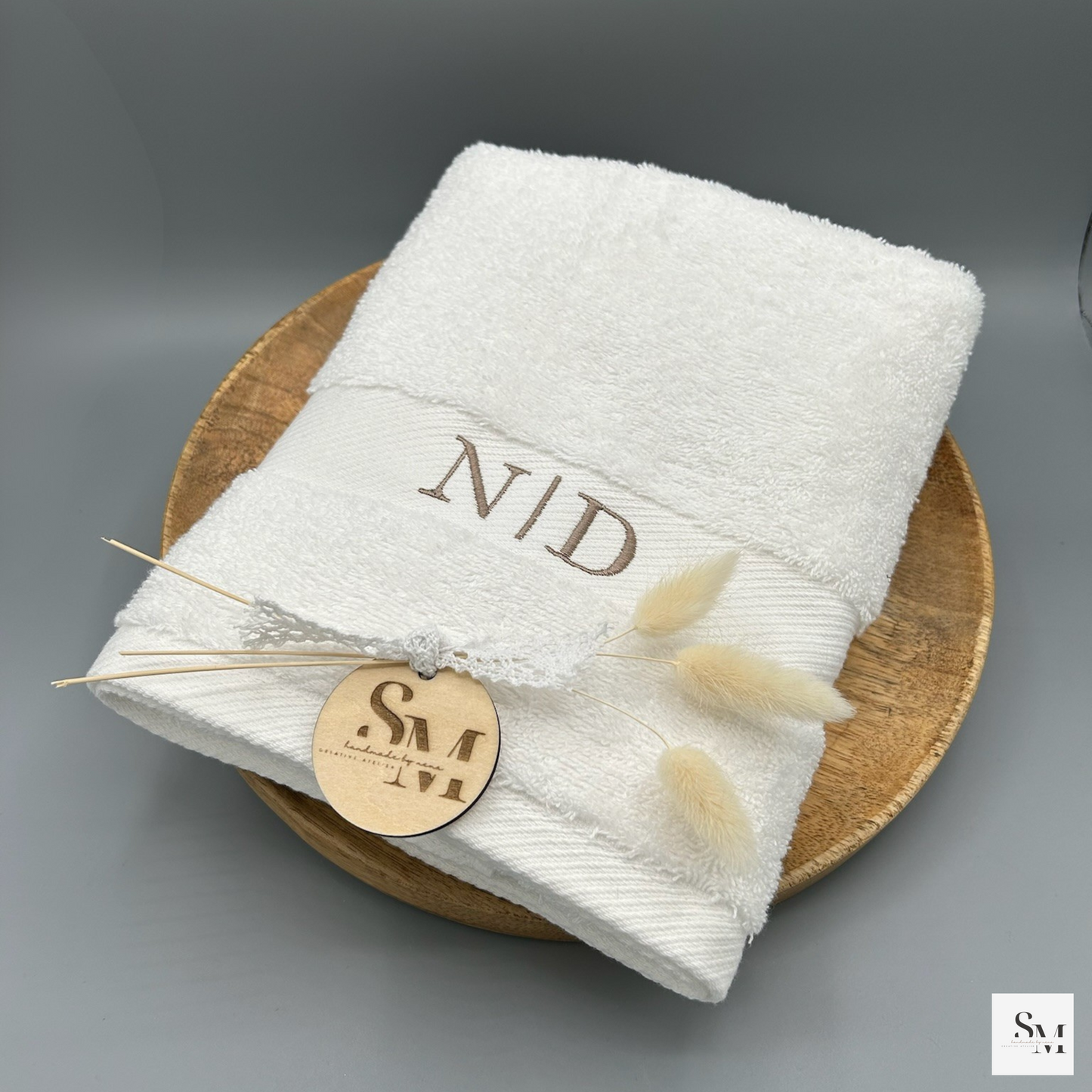 Personalisiertes Handtuch | Bestickt mit Monogramm "N | D" | Initialen | Geburtstag | Hochzeit | Einzug | Weihnachten | Geburt | 50 x 100 cm