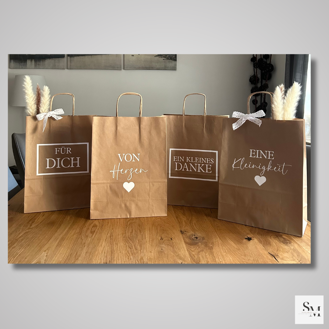 Große Papier Geschenktüten mit Aufschrift | Perfekt für Gastgeschenke, Partys & Hochzeiten | 4 Stück | Perfekt für große Geschenke und mehr