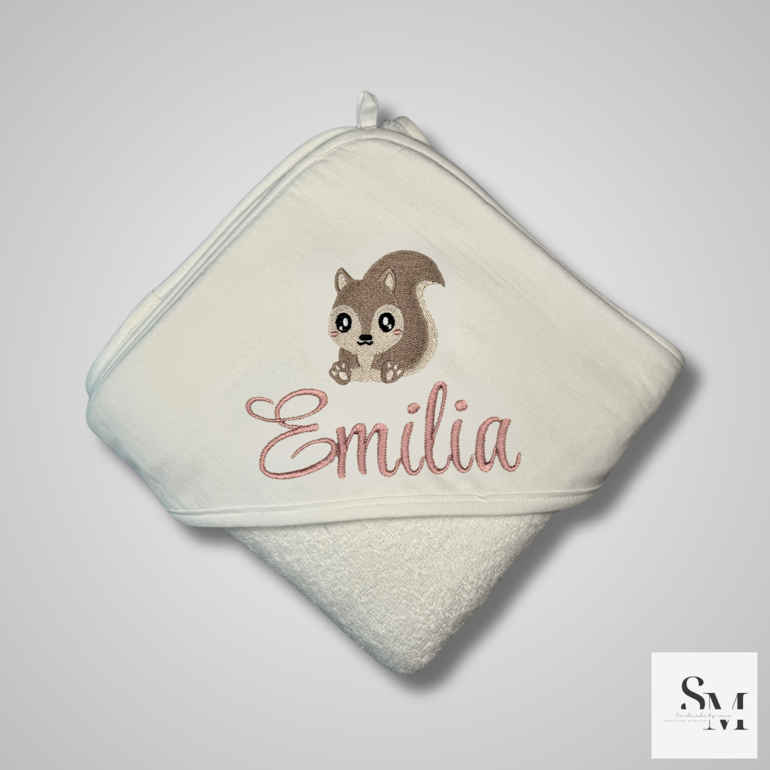 Besticktes Baby Handtuch mit Eichhörnchen | Personalisiertes Kapuzenhandtuch | Geschenk Geburt & Taufe | Babyparty | Stickerei Stil Emilia