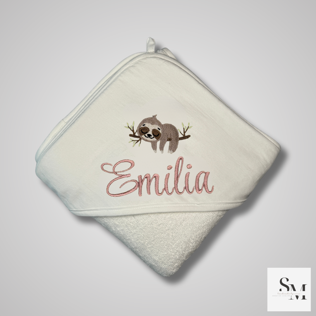 Besticktes Baby Handtuch mit Faultier | Personalisiertes Kapuzenhandtuch | Geschenk zur Geburt & Taufe | Babyparty | Stickerei Stil Emilia