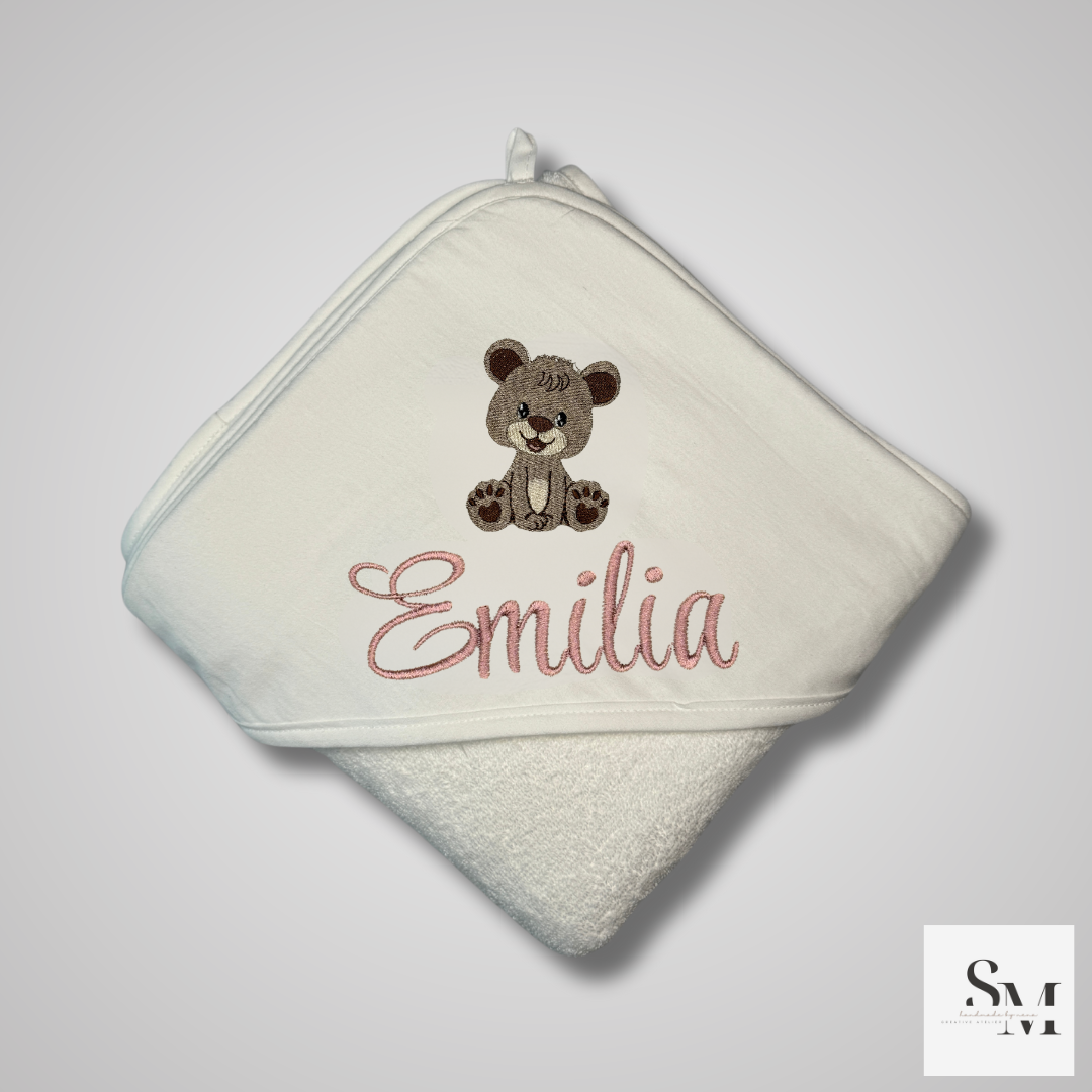 Besticktes Baby Handtuch mit Bär | Personalisiertes Kapuzenhandtuch | Geschenk zur Geburt & Taufe | Babyparty | Stickerei im Stil Emilia