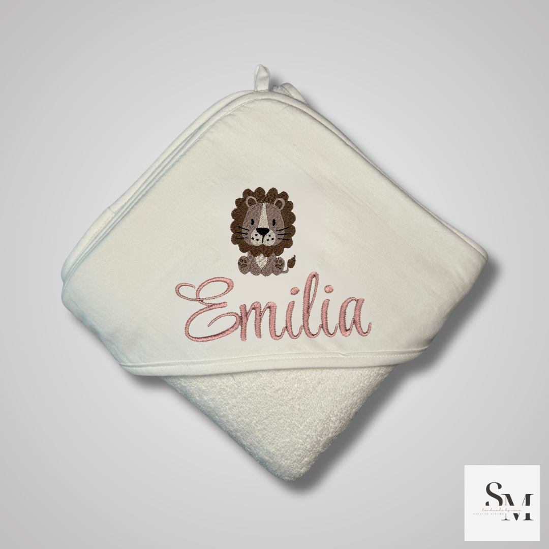 Besticktes Baby Handtuch mit Löwe | Personalisiertes Kapuzenhandtuch | Geschenk zur Geburt & Taufe | Babyparty | Stickerei im Stil Emilia