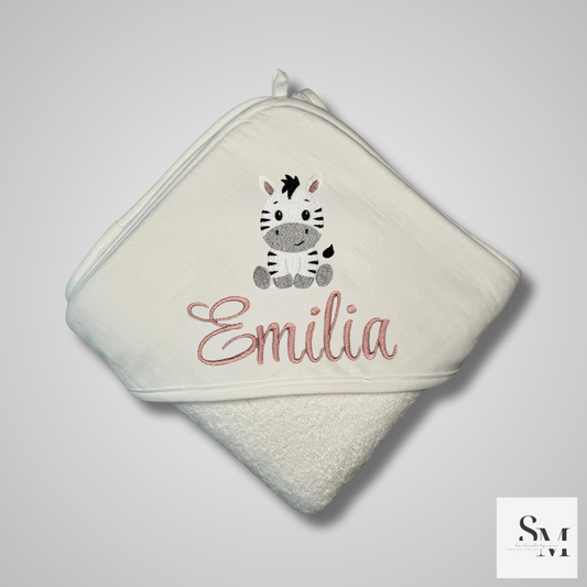 Besticktes Baby Handtuch mit Zebra | Personalisiertes Kapuzenhandtuch | Geschenk zur Geburt & Taufe | Babyparty | Stickerei im Stil Emilia