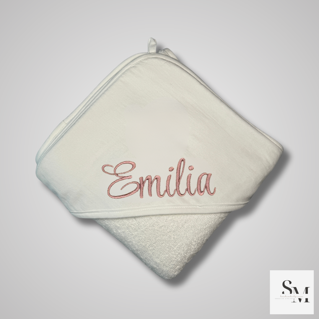 Besticktes Baby Handtuch mit Name | Personalisiertes Kapuzenhandtuch | Geschenk zur Geburt & Taufe | Babyparty | Stickerei im Stil Emilia