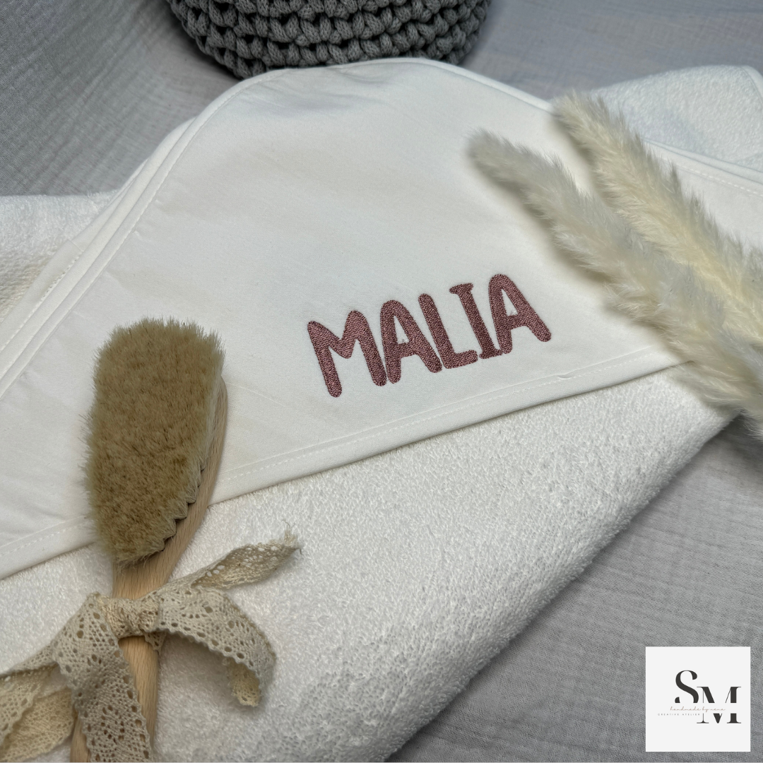 Besticktes Baby Handtuch mit Name | Personalisiertes Kapuzenhandtuch | Geschenk zur Geburt & Taufe | Babyparty | Stickerei im Stil Malia