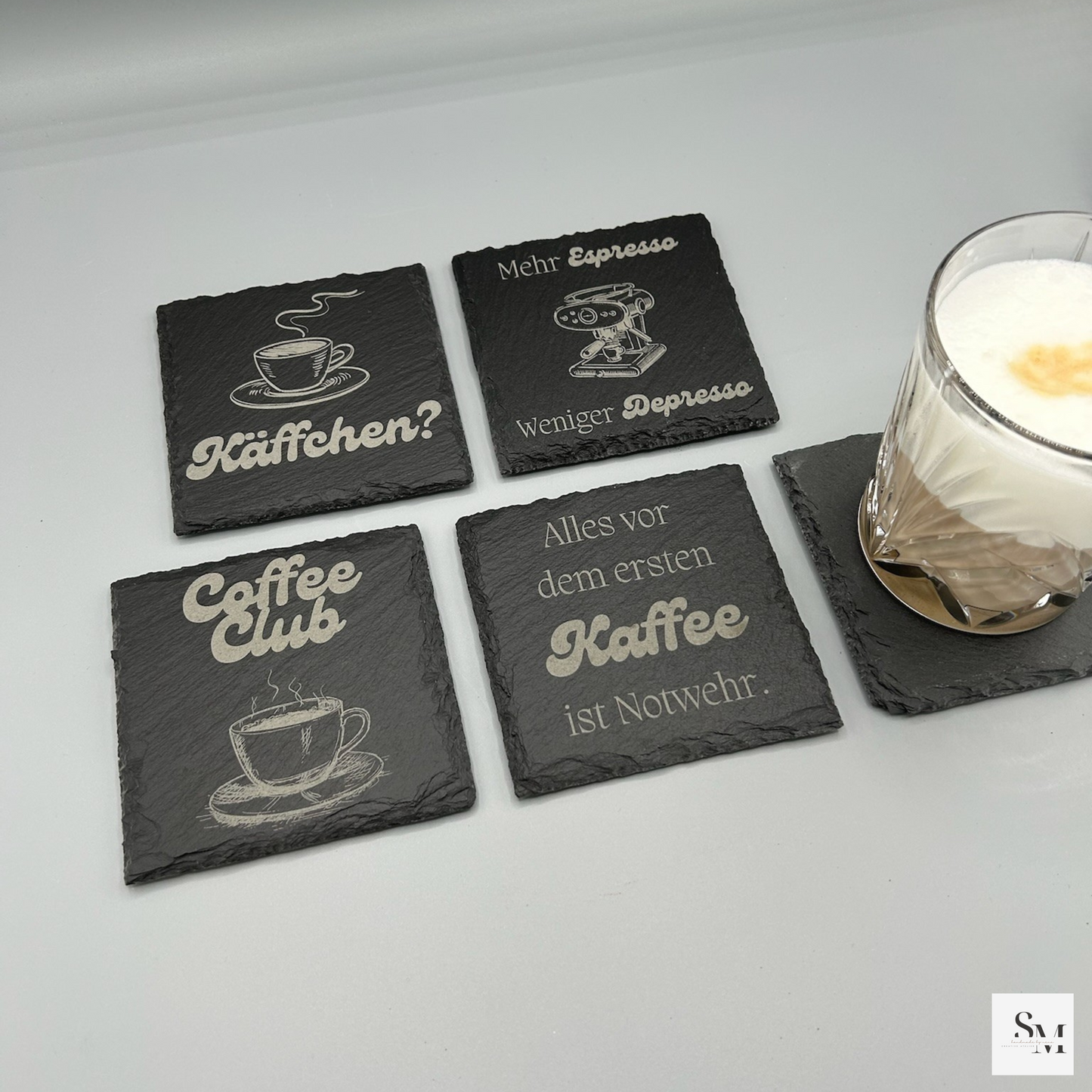Schiefer Untersetzer mit Kaffee Motiven und Sprüchen | Rustikale Geschenke für Kaffeeliebhaber | Perfekt für Zuhause, Büro & Café | 4er Set