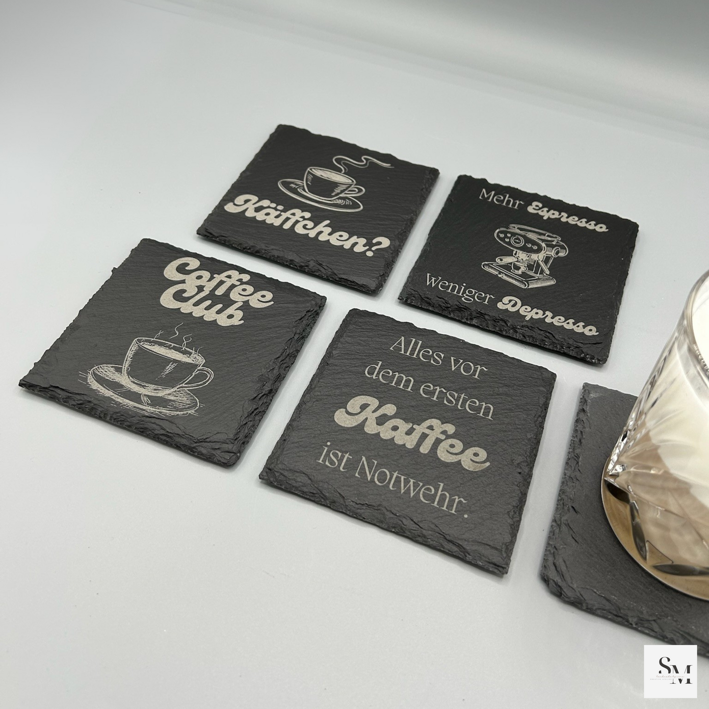Schiefer Untersetzer mit Kaffee Motiven und Sprüchen | Rustikale Geschenke für Kaffeeliebhaber | Perfekt für Zuhause, Büro & Café | 4er Set