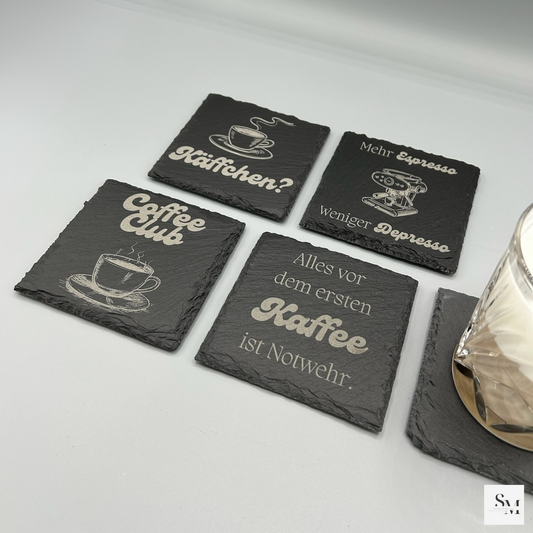 Schiefer Untersetzer mit Kaffee Motiven und Sprüchen | Rustikale Geschenke für Kaffeeliebhaber | Perfekt für Zuhause, Büro & Café | 4er Set