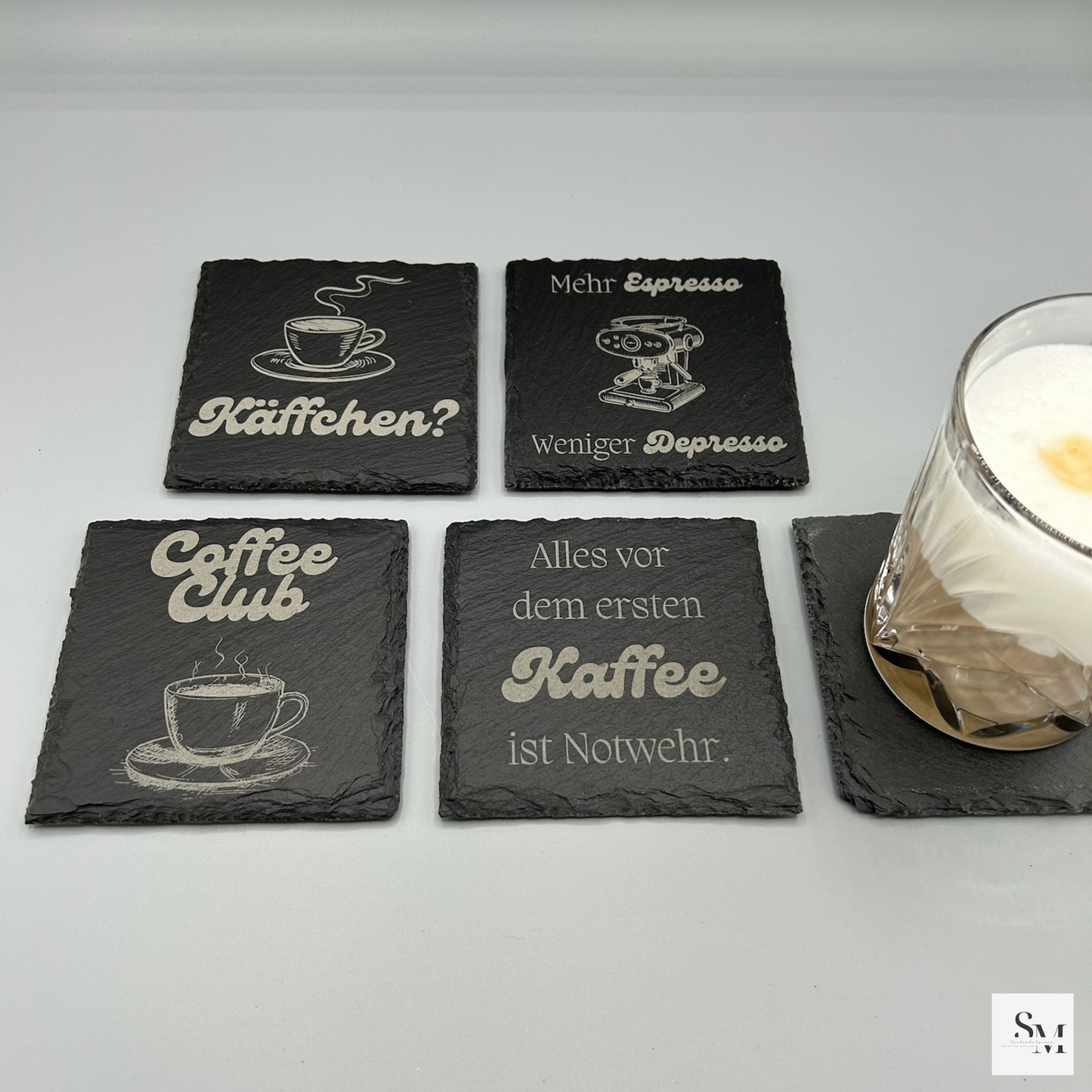 Schiefer Untersetzer mit Kaffee Motiven und Sprüchen | Rustikale Geschenke für Kaffeeliebhaber | Perfekt für Zuhause, Büro & Café | 4er Set