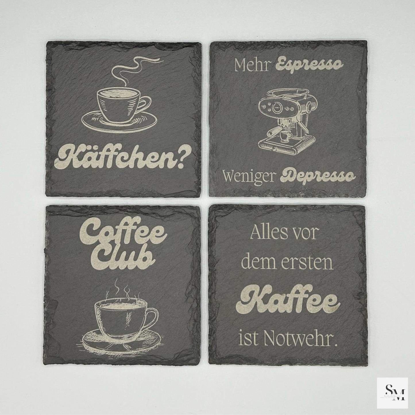 Schiefer Untersetzer mit Kaffee Motiven und Sprüchen | Rustikale Geschenke für Kaffeeliebhaber | Perfekt für Zuhause, Büro & Café | 4er Set