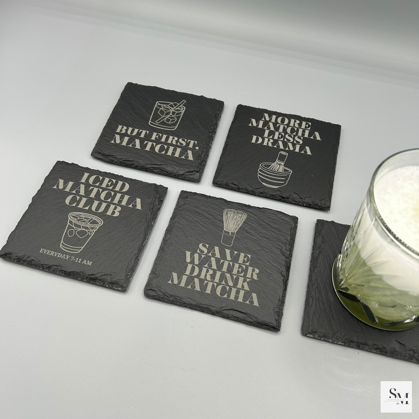 Schiefer Untersetzer mit Matcha-Motiven und Sprüchen | Rustikale Geschenke für Matcha-Liebhaber | Perfekt für Zuhause, Büro & Café | 4er Set
