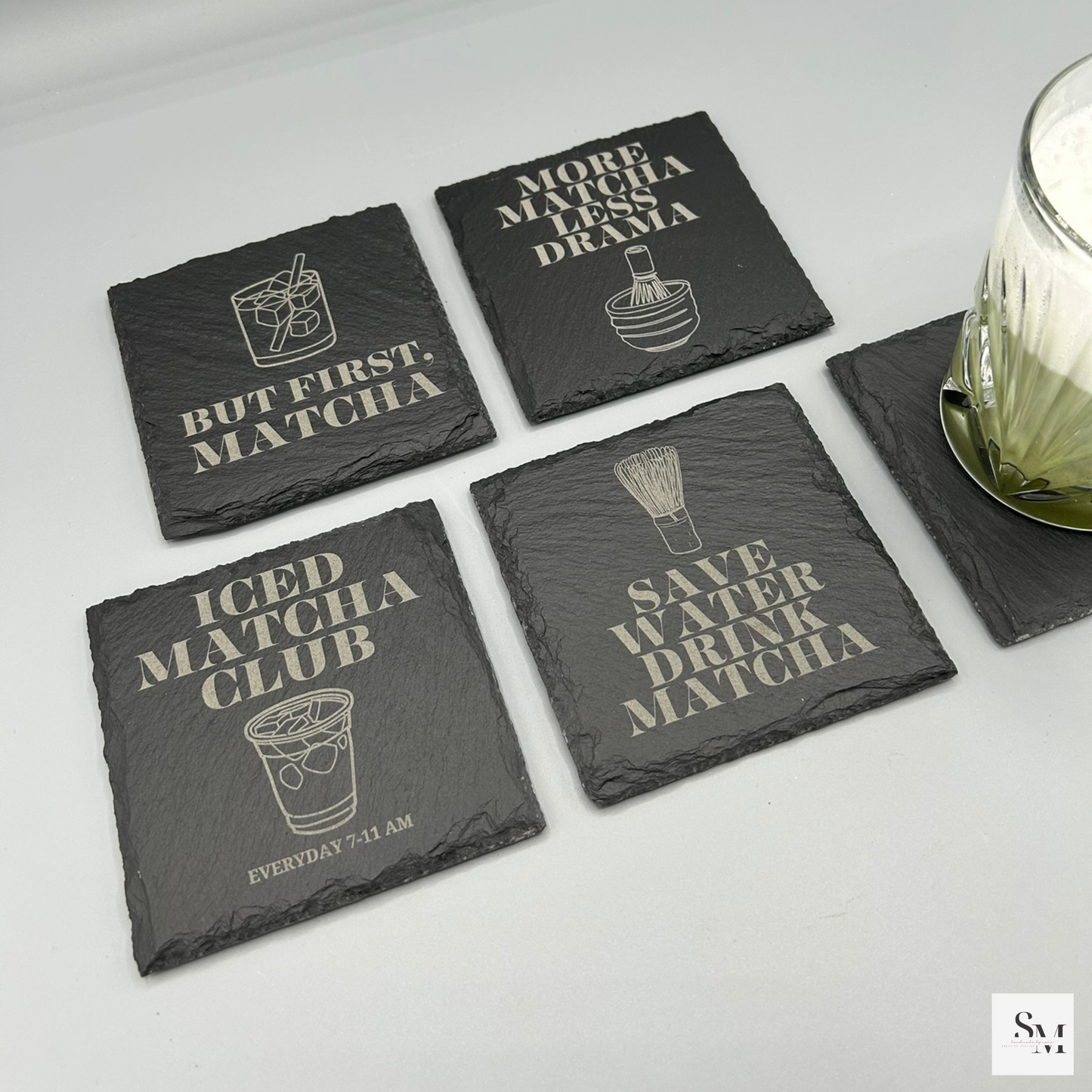 Schiefer Untersetzer mit Matcha-Motiven und Sprüchen | Rustikale Geschenke für Matcha-Liebhaber | Perfekt für Zuhause, Büro & Café | 4er Set