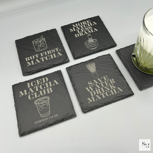 Schiefer Untersetzer mit Matcha-Motiven und Sprüchen | Rustikale Geschenke für Matcha-Liebhaber | Perfekt für Zuhause, Büro & Café | 4er Set