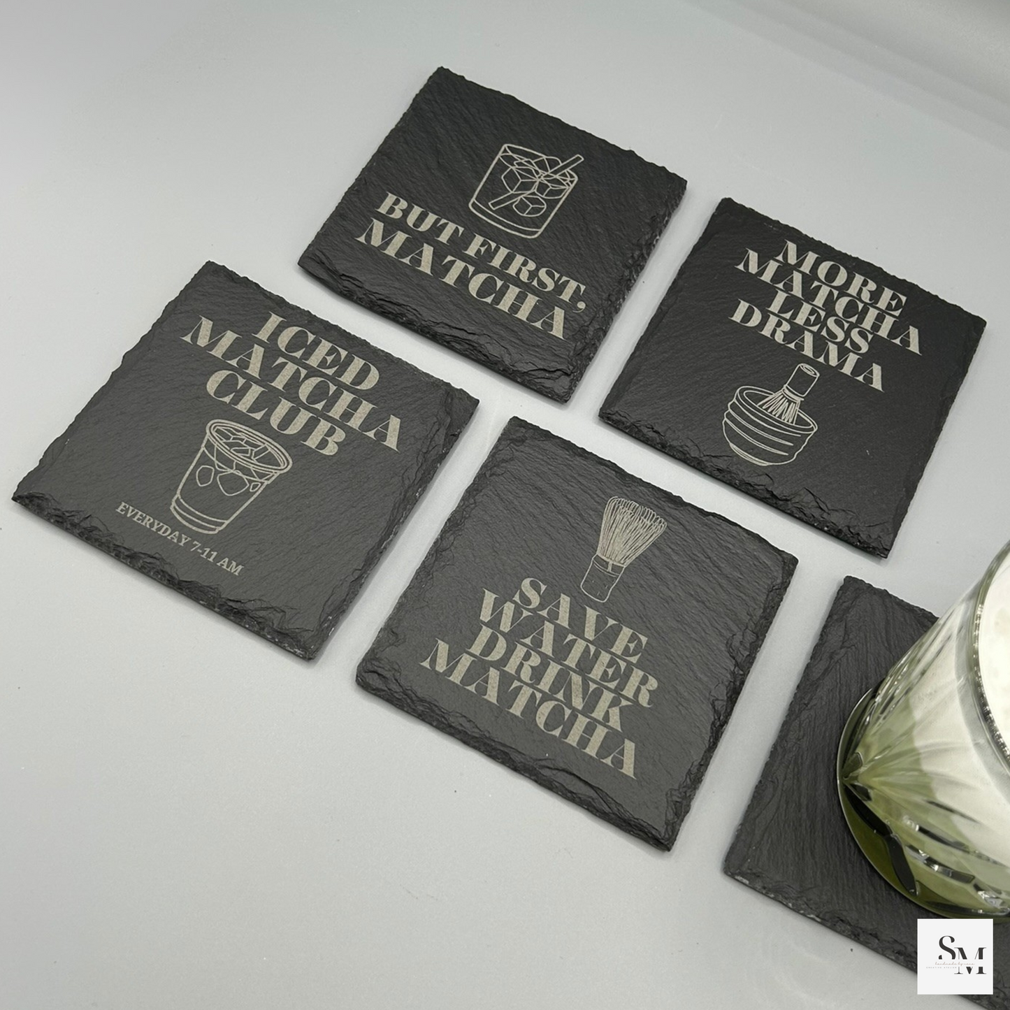 Schiefer Untersetzer mit Matcha-Motiven und Sprüchen | Rustikale Geschenke für Matcha-Liebhaber | Perfekt für Zuhause, Büro & Café | 4er Set