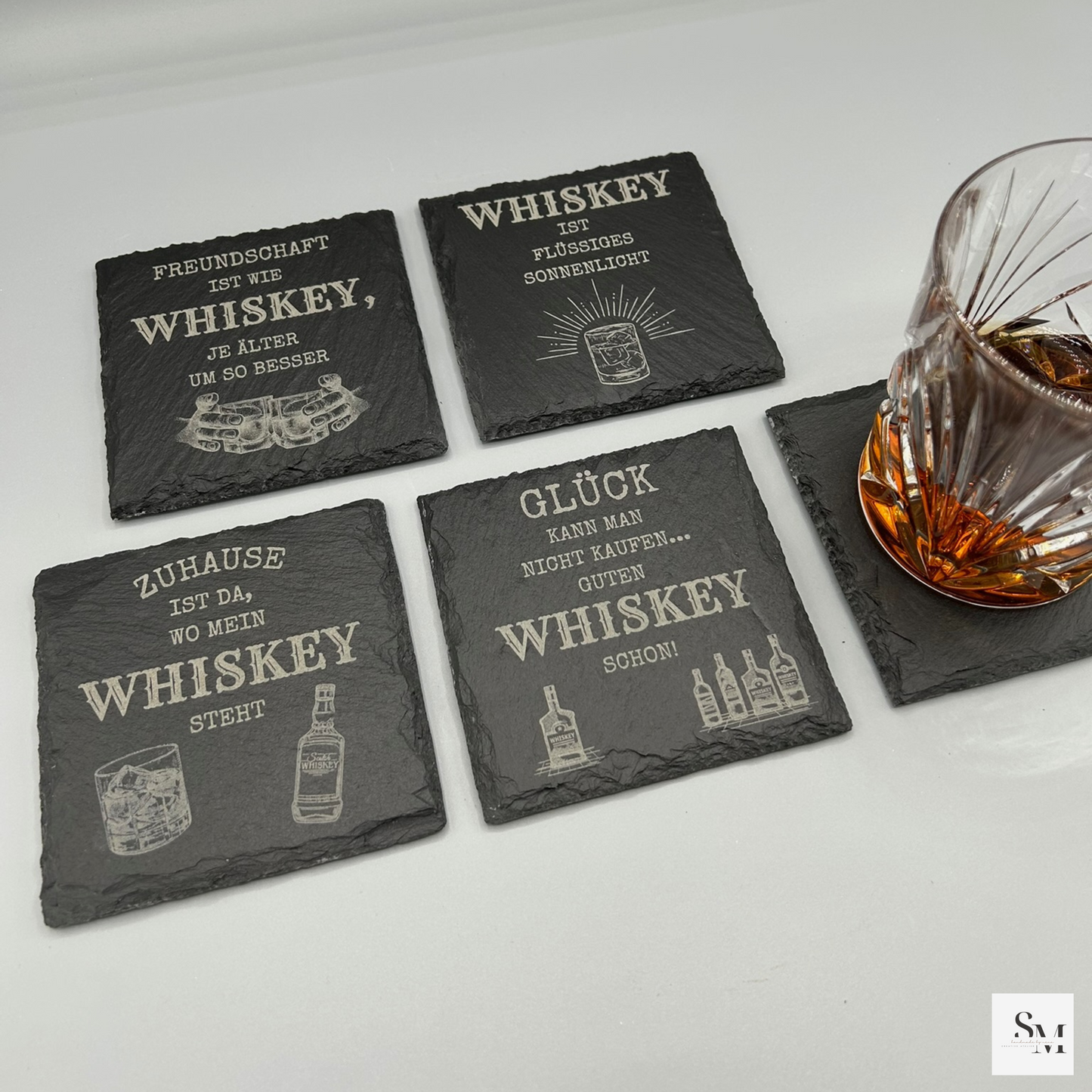 Schiefer Untersetzer mit Whiskey-Motiven und Sprüchen | Schönes Geschenke für Whiskey-Liebhaber | Perfekt für Bar, Zuhause & Büro | 4er Set