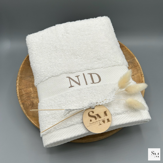 Personalisiertes Handtuch | Bestickt mit Monogramm "N | D" | Initialen | Geburtstag | Hochzeit | Einzug | Weihnachten | Geburt | 50 x 100 cm