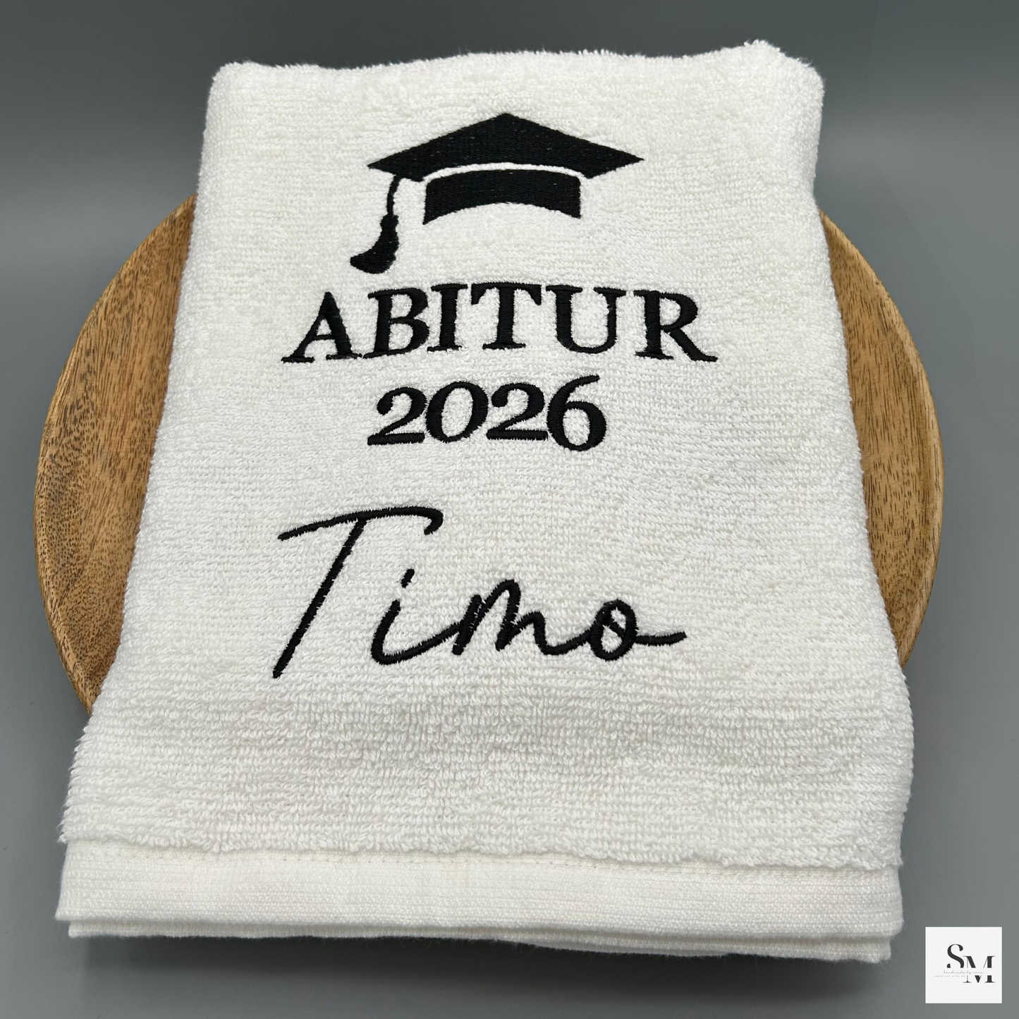 Abiturhandtuch bestickt mit Graduation Hut | personalisiertes Handtuch Abitur 2026 mit Name Geschenk Mädchen Junge Erinnerung Schulabschluss