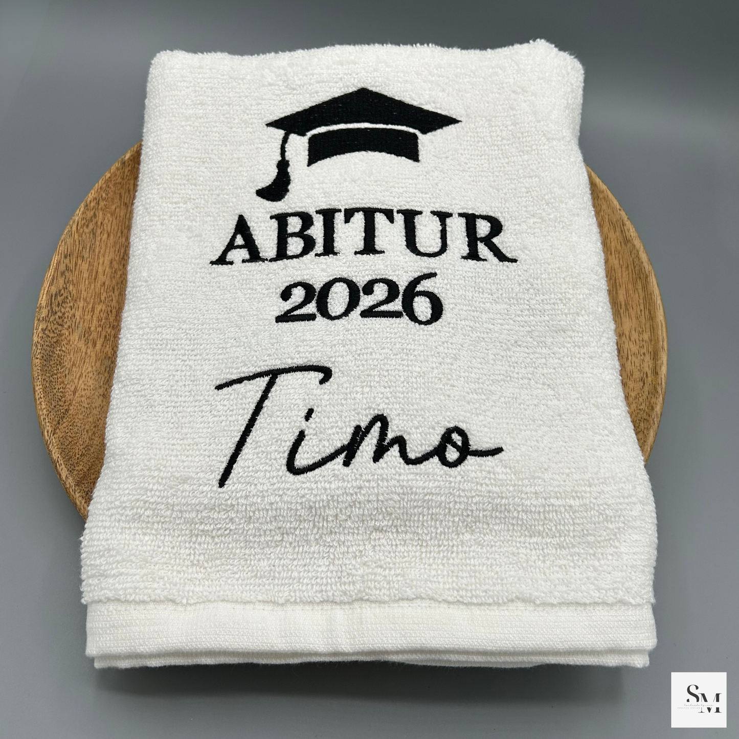 Abiturhandtuch bestickt mit Graduation Hut | personalisiertes Handtuch Abitur 2026 mit Name Geschenk Mädchen Junge Erinnerung Schulabschluss