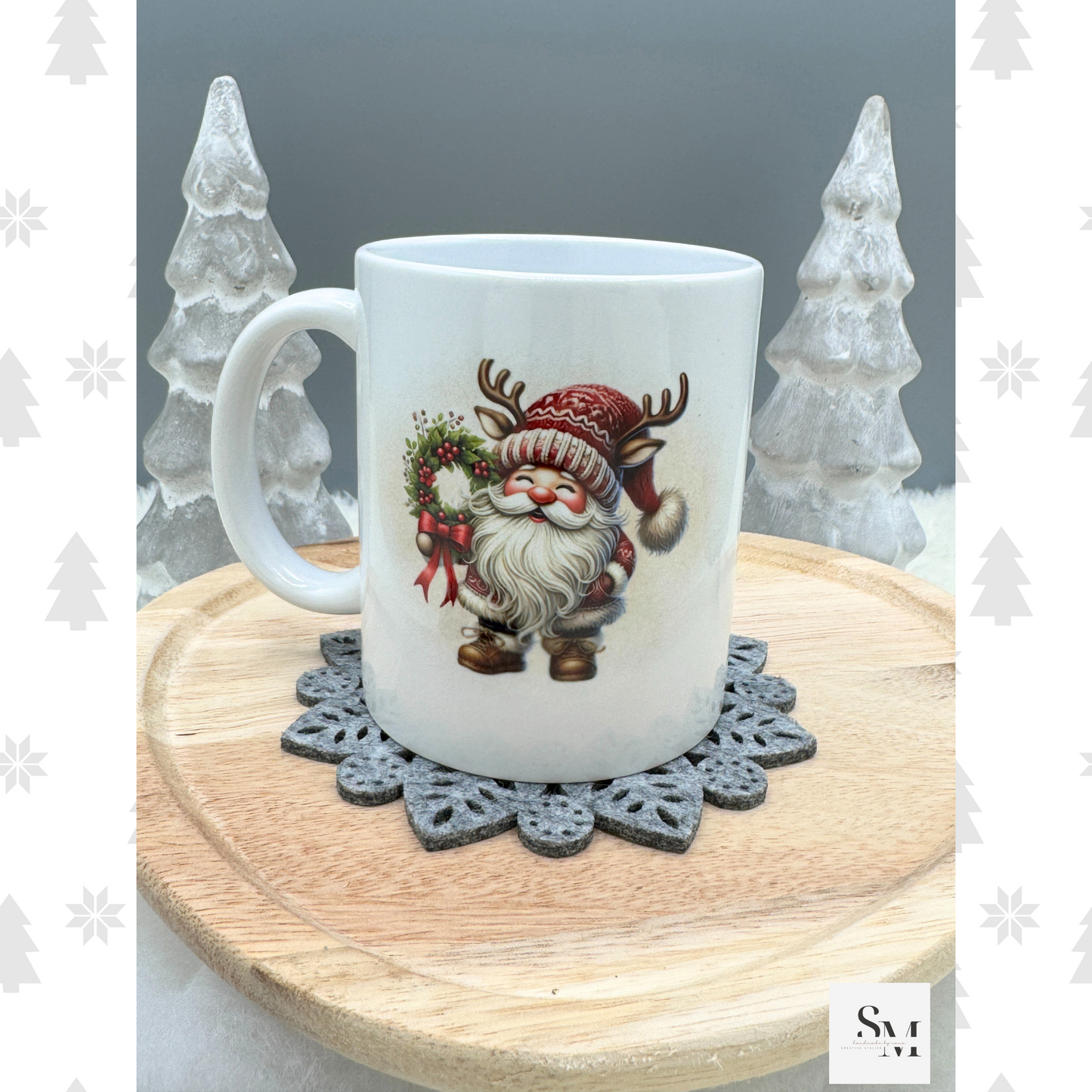 Weihnachtstasse "Kleiner Weihnachtsmann - Geschenk & Kranz"