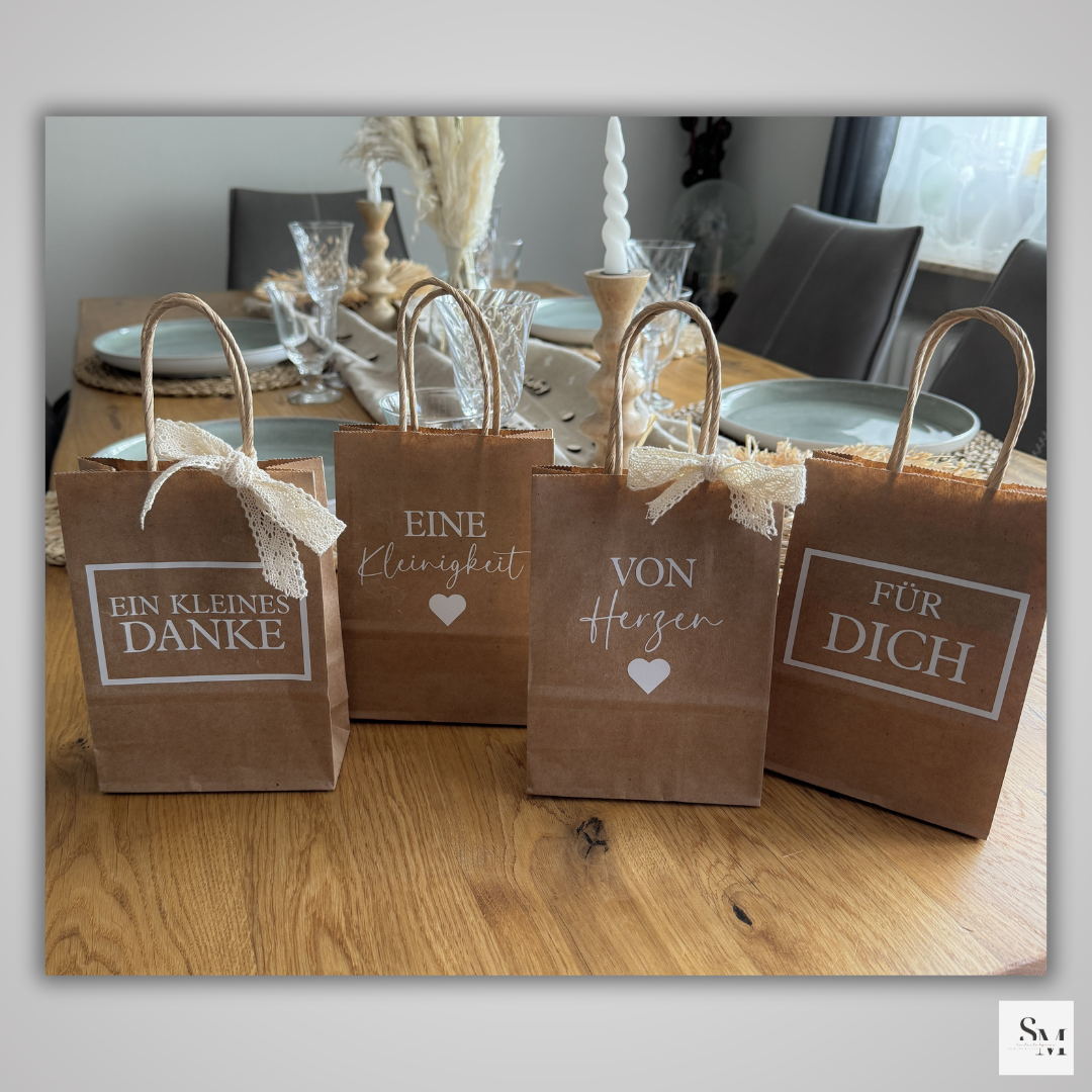 Kleine Papier Geschenktüten mit Aufschrift | Perfekt für Gastgeschenke, Partys & Hochzeiten | 4 Stück | Perfekt für kleine Geschenke u. mehr