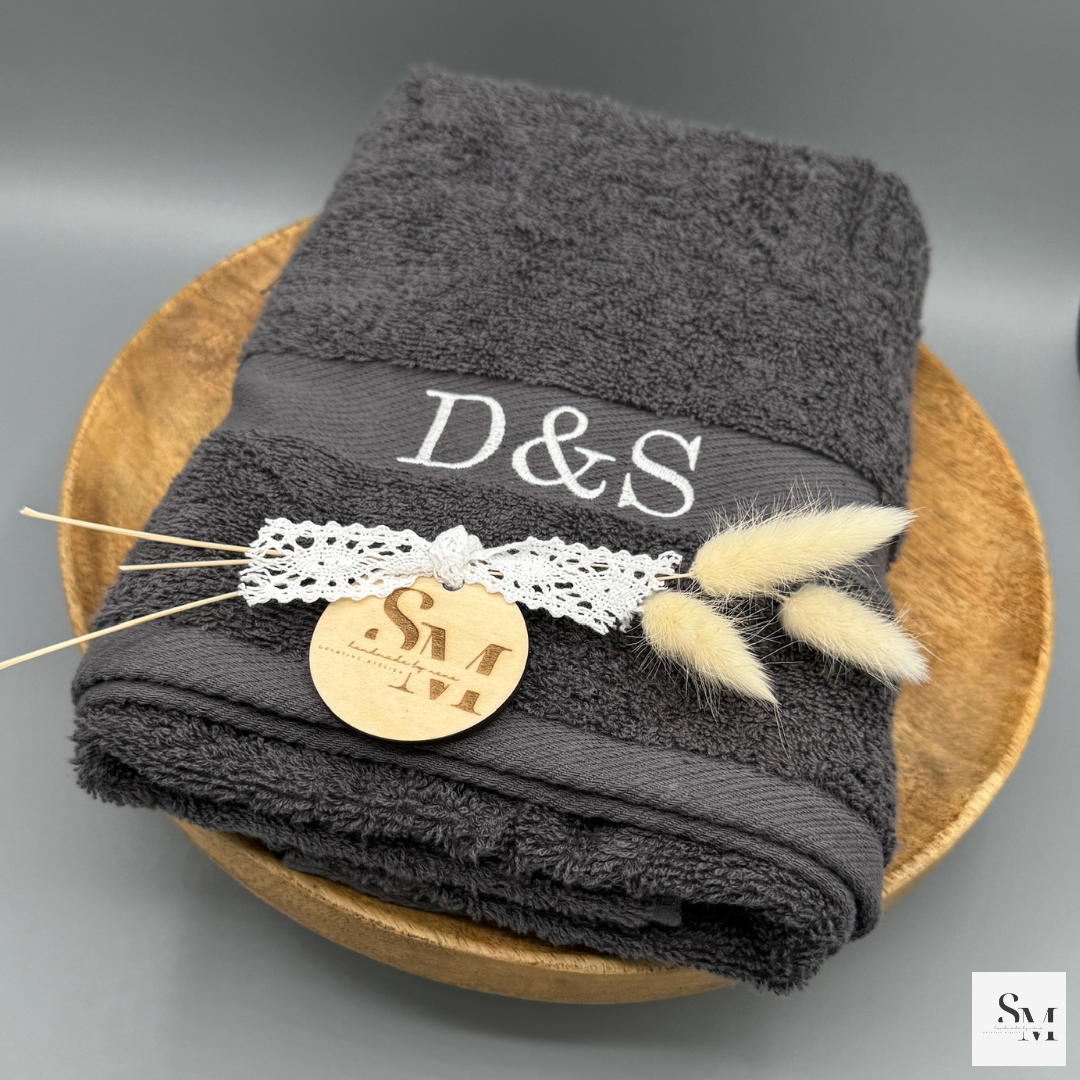 Personalisiertes Handtuch | Bestickt mit Monogramm oder Initialen | Perfekt für Geburtstag | Hochzeit | Einzug | Weihnachten | 50 x 100 cm