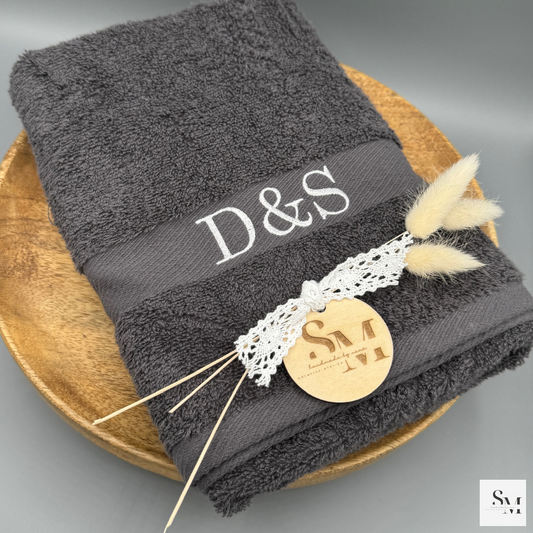 Personalisiertes Handtuch | Bestickt mit Monogramm oder Initialen | Perfekt für Geburtstag | Hochzeit | Einzug | Weihnachten | 50 x 100 cm