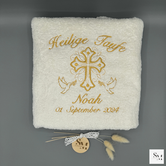 Besticktes Taufhandtuch "Kreuz mit kleinen Tauben" | Personalisiertes Geschenk zur Taufe mit hochwertiger Stickerei für besondere Anlässe